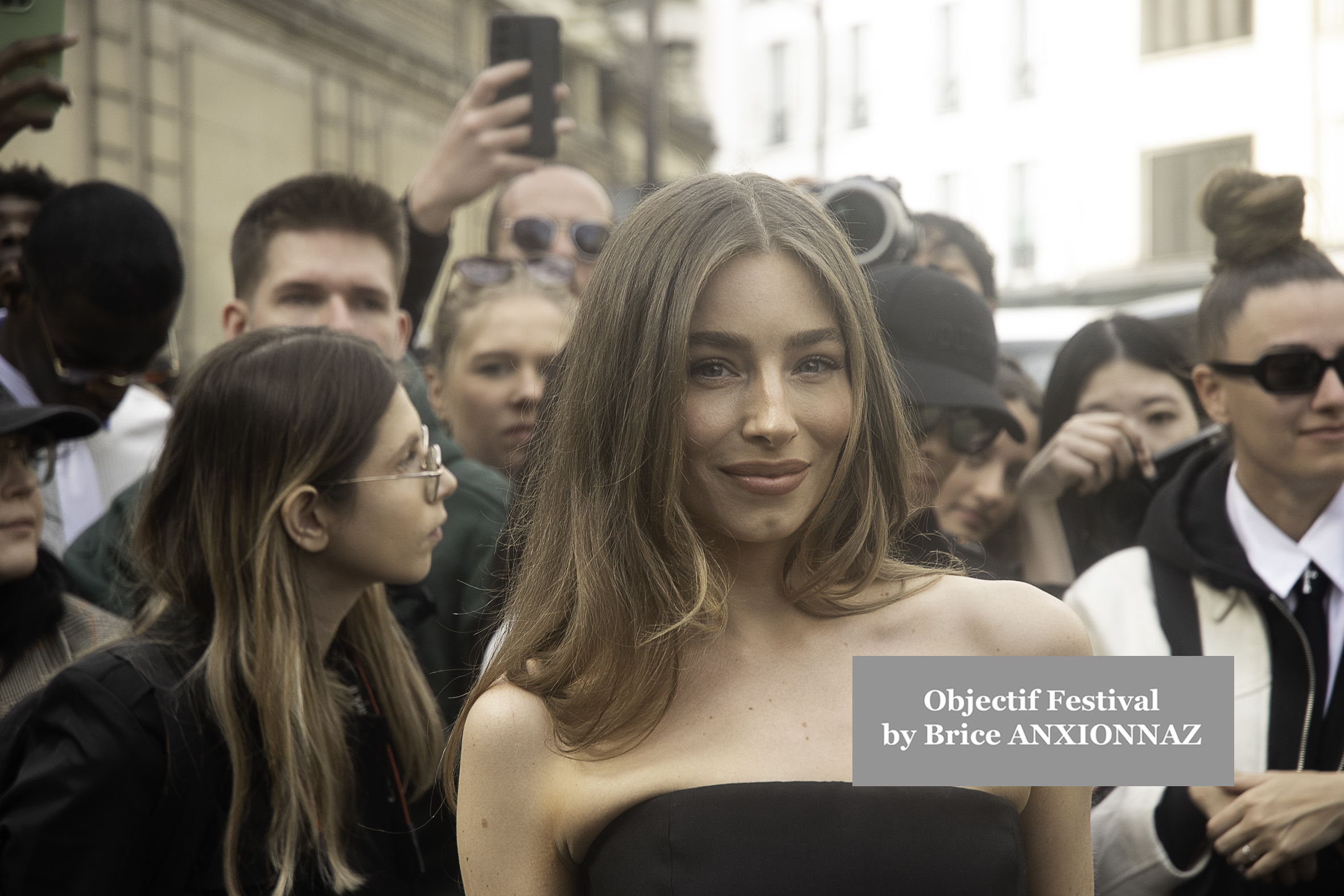 Photo streetstyle de Leonie Hanne - Streetstyle photos of guest arrivals at the Nina Ricci show lors du défilé Nina Ricci Spring 2025 à Streetstyle-photos-of-guest-arrivals-at-the-Nina-Ricci-show, Paris Fashion Week le 7 March 2025 par Brice ANXIONNAZ (Objectif Festival)